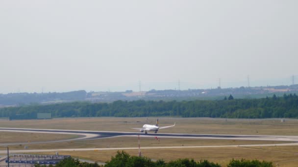 Arrivée de l'avion Lufthansa à l'aéroport de Francfort — Video