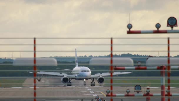 Finnair vliegtuig arriveert in Düsseldorf luchthaven — Stockvideo