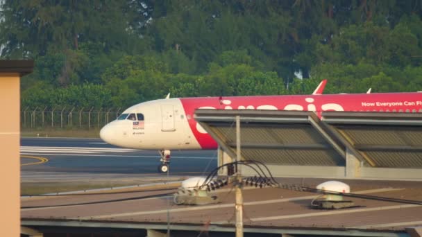 Азиатские самолеты в аэропорту — стоковое видео
