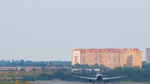 Flugzeug nimmt Fahrt auf und hebt ab — Stockvideo