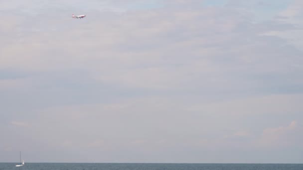 Denizin üzerinde uçak uçar — Stok video