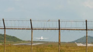 Uçak kalkıyor, dikiz aynasından