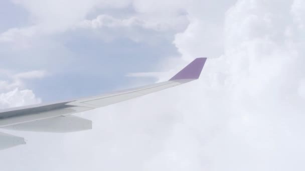 Flyg genom molnen på ett flygplan — Stockvideo
