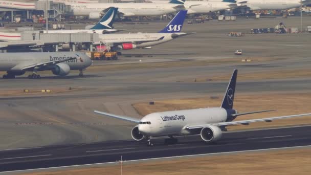 Frachtflugzeug Lufthansa hebt in Hongkong ab — Stockvideo