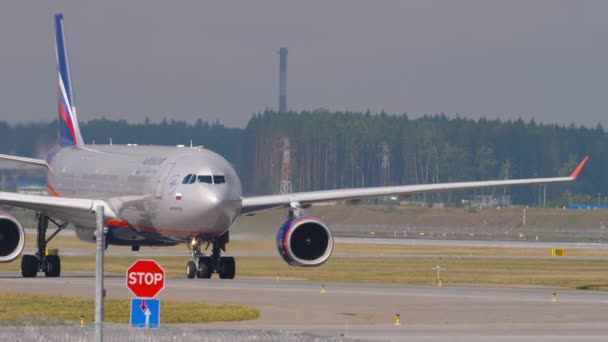 Avión en pista de rodaje, vista frontal — Vídeos de Stock