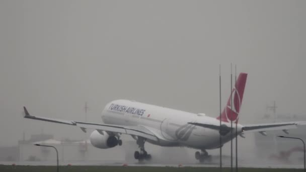 Avión aterrizando bajo la lluvia — Vídeos de Stock