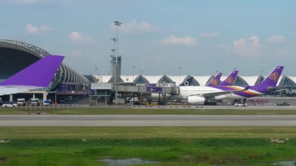 Pesawat di Bandara Suvarnabhumi — Stok Video