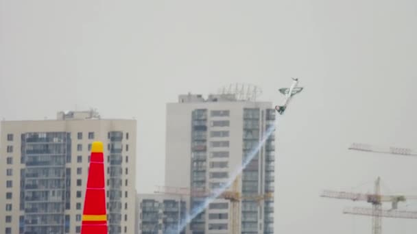 Sportvliegtuig voert een extreme stunt uit — Stockvideo