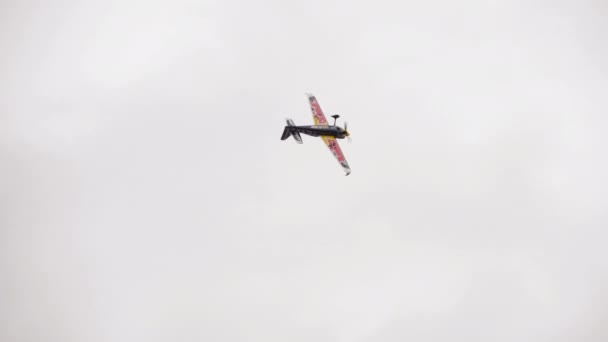 Sportvliegtuig, stunts in de lucht — Stockvideo