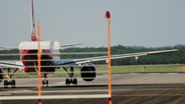 Aereo prima del decollo, vista posteriore — Video Stock