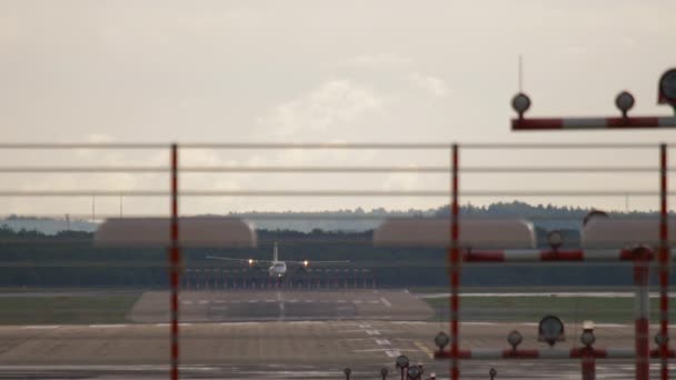 ターボプロップ航空機の着陸フロントビュー — ストック動画