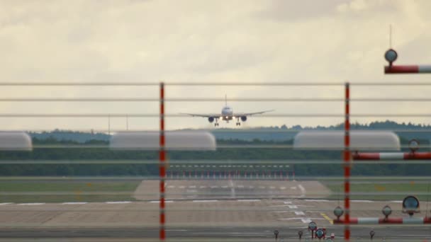 Flygplan som landar i Düsseldorf — Stockvideo