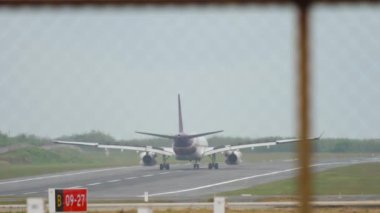 Uçak indikten sonra fren yapıyor.