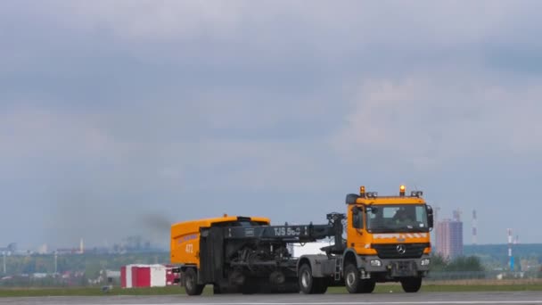 Airfield cleaning machine — Stock Video