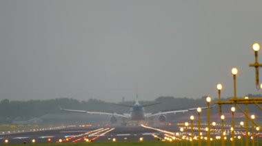 KLM Boeing 777 fren yapıyor