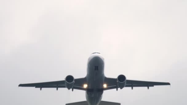 Avionul zboară încet deasupra capului — Videoclip de stoc