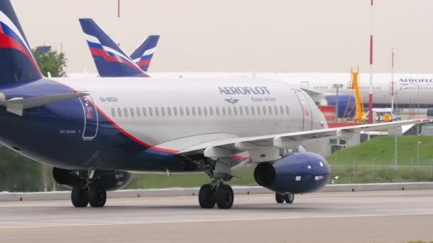 Sukhoi Superjet 100-95B of Aeroflot rides — Stock Video