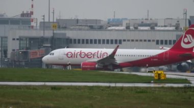 Uçak indikten sonra kalkıyor.