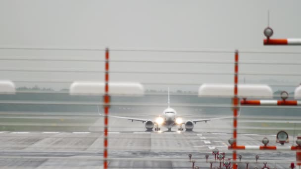 Salida del avión de pasajeros — Vídeos de Stock