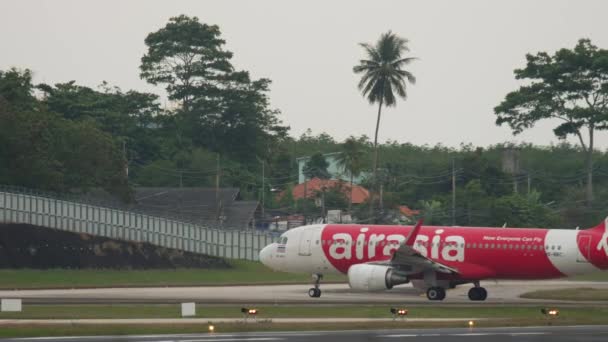 Aerolínea de bajo coste Air Asia en la pista — Vídeos de Stock