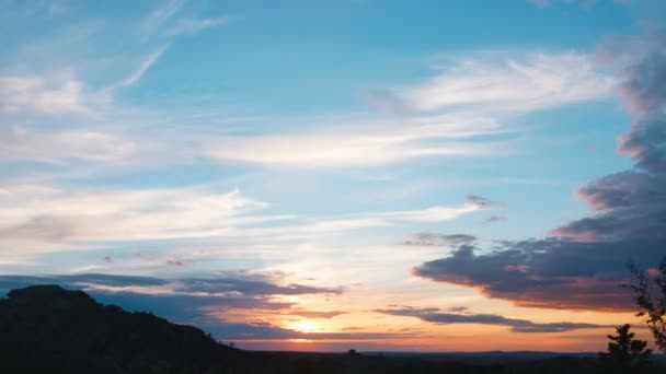 Pôr do sol nas montanhas — Vídeo de Stock