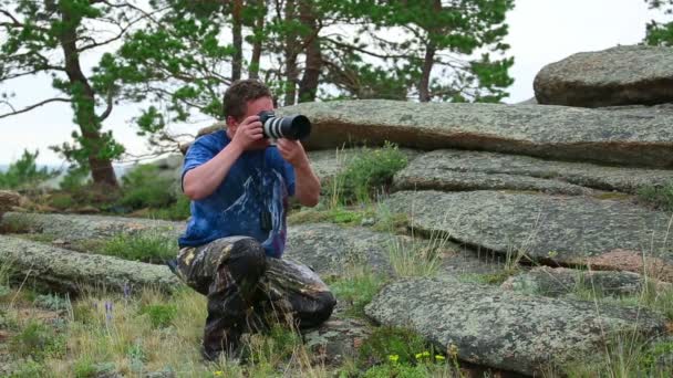 Fotograaf in de natuur — Stockvideo