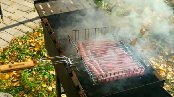 Würstchen grillen — Stockvideo