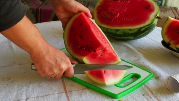 Watermelon cutting — Stock Video