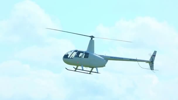 ヘリコプターのアクロバット飛行 — ストック動画
