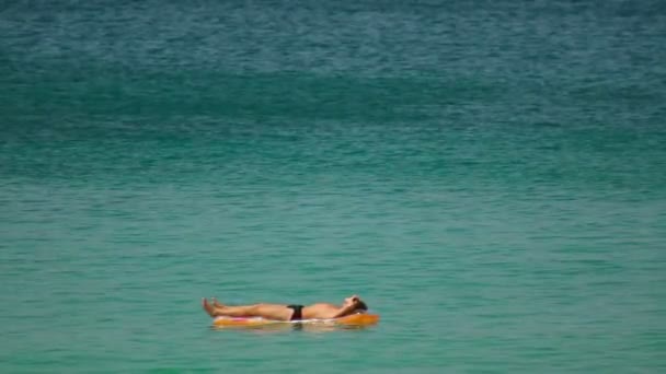 Sunbathes in Oceaan — Stockvideo