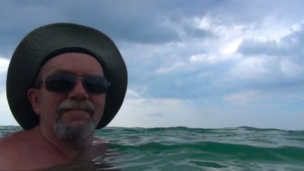Mannen i havet — Stockvideo
