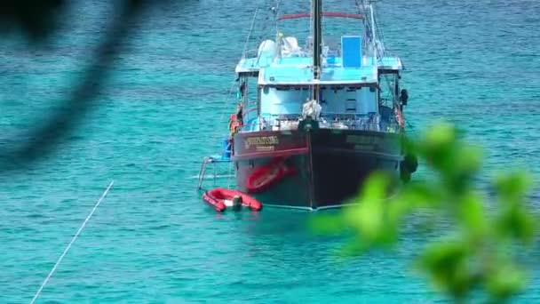 Barco de mergulho — Vídeo de Stock