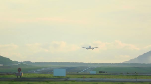 Landung eines Flugzeugs — Stockvideo