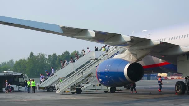 Los pasajeros salen del avión — Vídeos de Stock