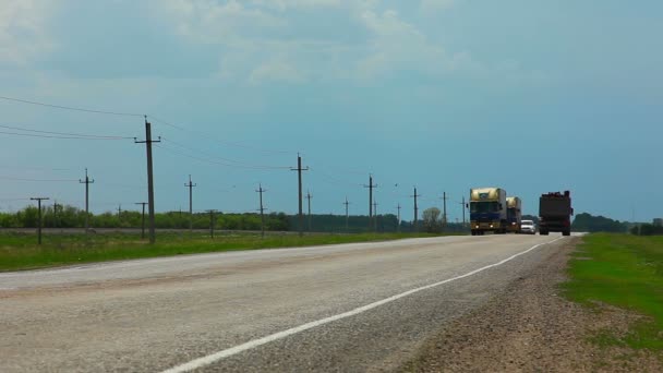 Camiones en la carretera — Vídeos de Stock