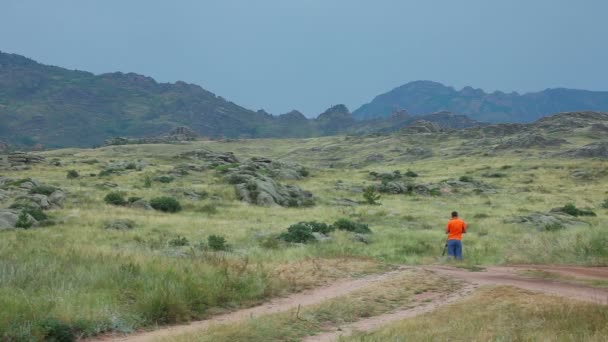 Camarógrafo en las montañas — Vídeos de Stock