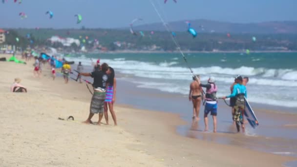 Кайт-серферы на пляже — стоковое видео