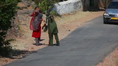 Kenarı boyunca yürümek