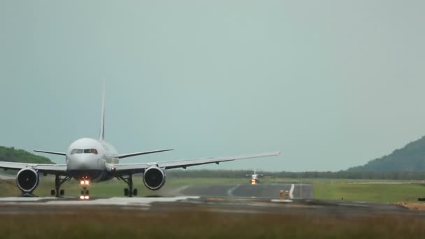 Taxiing — Stock video