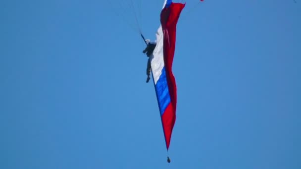 Paratrooper with flag — Stock Video