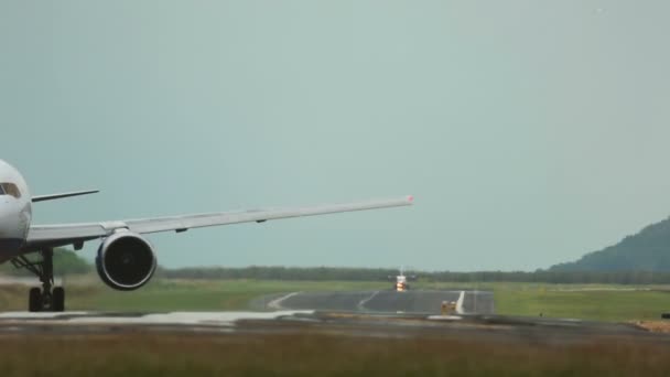 Taxiing — Stock video