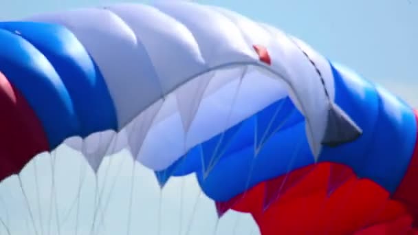 Paraquedista com bandeira — Vídeo de Stock