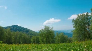 Dağların üzerinden bulutlar