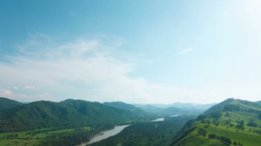 Dağlar, nehir ve gökyüzü bulutlu