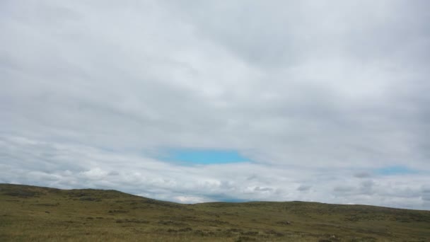 Nubes sobre la montaña — Vídeo de stock