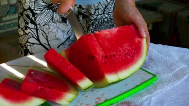 Man cuts watermelon — Stock Video