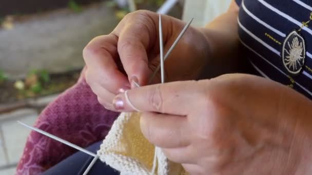 Mujer tejiendo calcetines de lana — Vídeo de stock