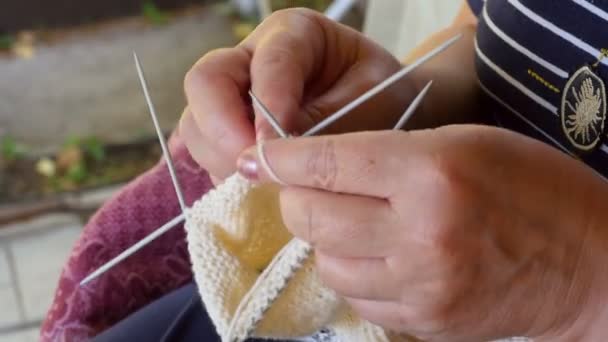 Mulher de malha meias de lã — Vídeo de Stock