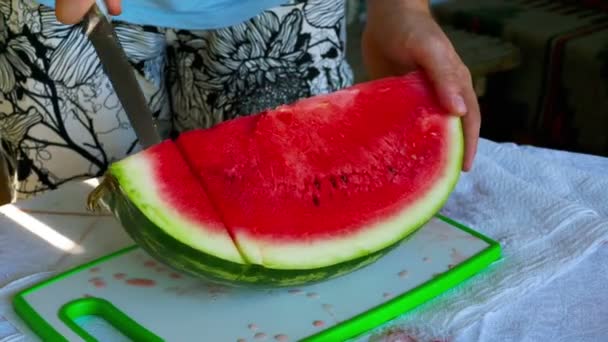 Man cuts watermelon — Stock Video