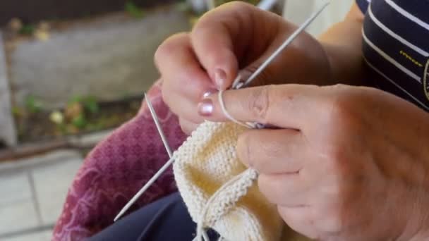 Frau strickt Wollsocken — Stockvideo